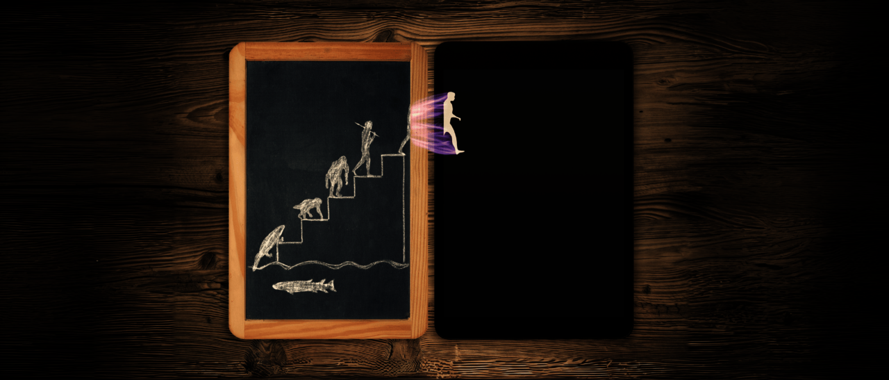 Schreibtafel, daneben ein Tablet. Die Entwicklungsstufen des Menschen gehen von der Tafel in das Tablet über - Evolution 